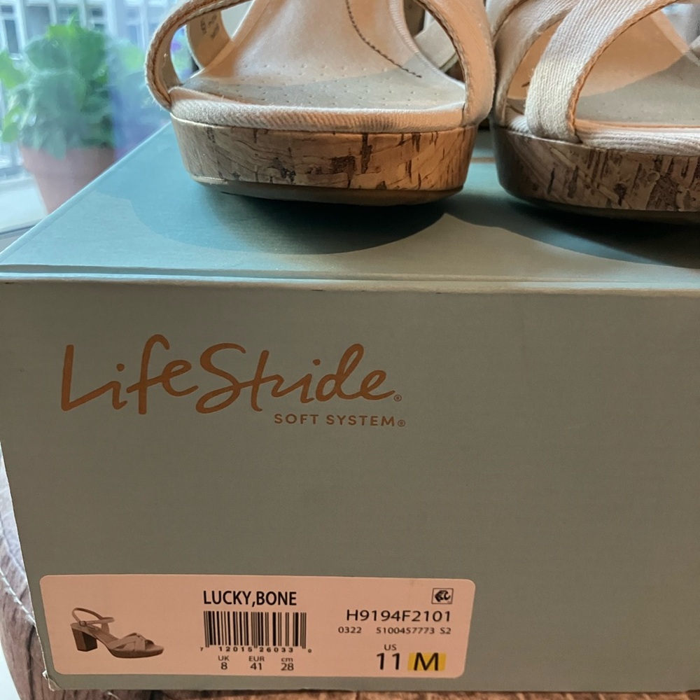 Like new size 11 Lifestride Lucky heeled sandal - Picture 9 of 9
